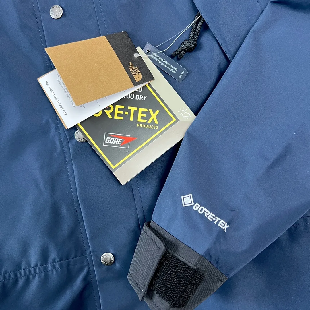 Style number: C 01 P240 Top original Navy Blue color 𝐓𝐡𝐞 𝐍𝐨𝐫𝐭𝐡 𝐅𝐚𝐜𝐞 ｜𝟭𝟵𝟵𝟬 𝐆𝐨𝐫𝐞-𝐓𝐞𝐱｜TNF North Face Classic Jacket 1. Waterproof to the international ISO standard 90 (ISO 4) level to achieve the rolling effect of water droplets on a lotus leaf! 2. Fabric: 2L double-layer Gore-tex fabric is used. The surface layer of the fabric is made of ultra-high-strength waterproofing and the inner layer is covered with film, so it achieves a three-layer waterproof effect, making the garment waterproof and anti-fouling and breathable for excellent outdoor effects. 3. Embroidery: Imported Barudan/Behringer embroidery machine restores ZP. BEHRINGER's 10,000-needle embroidery is neat and three-dimensional, with full three-dimensionality and the charm of each letter. Each stroke has a strong three-dimensional effect. 4. Accessories: Original YKK zipper for the whole garment, which can withstand 100,000 pulls and wear, and original Velcro. The four-button buttons are customized from the original Japanese SELEX. 5 buttons are all in the same direction. The washed QR code is consistent with zp and can be scanned! 6. The entire garment adopts heat-sealing and gluing technology, and all seams are bonded with high-temperature gluing. Size xs s m L x L xx L
